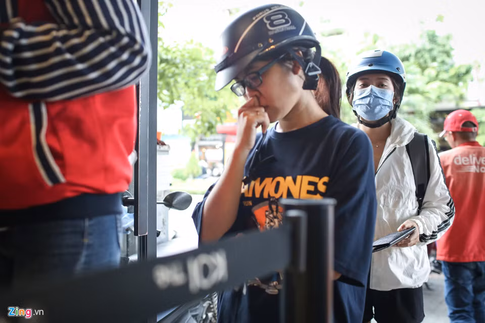 Lối ra vào của các cửa hàng này đều được căng dây để khách xếp hàng mua. Nhiều người sẵn sàng xếp hàng đến 30-40 phút để chờ đến lượt mua được thức uống yêu thích. Giá mỗi ly trà sữa tại các cửa hàng này dao động từ 40.000 đến 80.000 đồng, tuỳ thuộc vào mùi vị và các loại hạt đi kèm.
