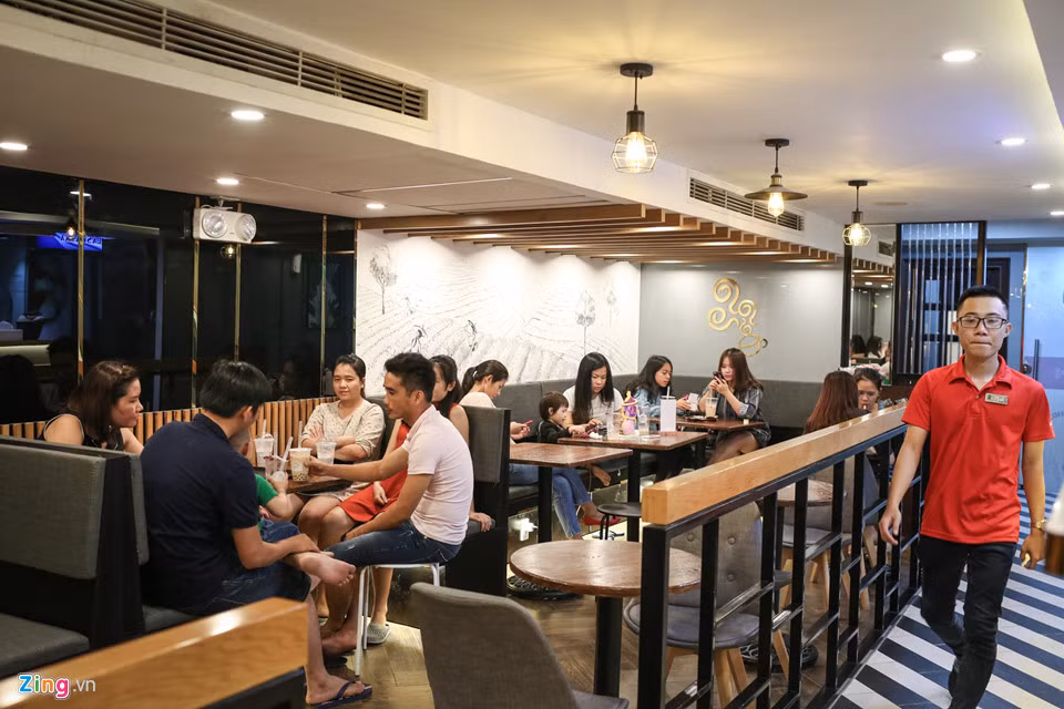 Mặc dù vậy, với lượng khách hàng rất lớn, luôn đông đúc cả ngày lẫn đêm, số tiền cho thuê kể trên có lẽ cũng không làm người quản lý chuỗi thương hiệu trà sữa này lo lắng.