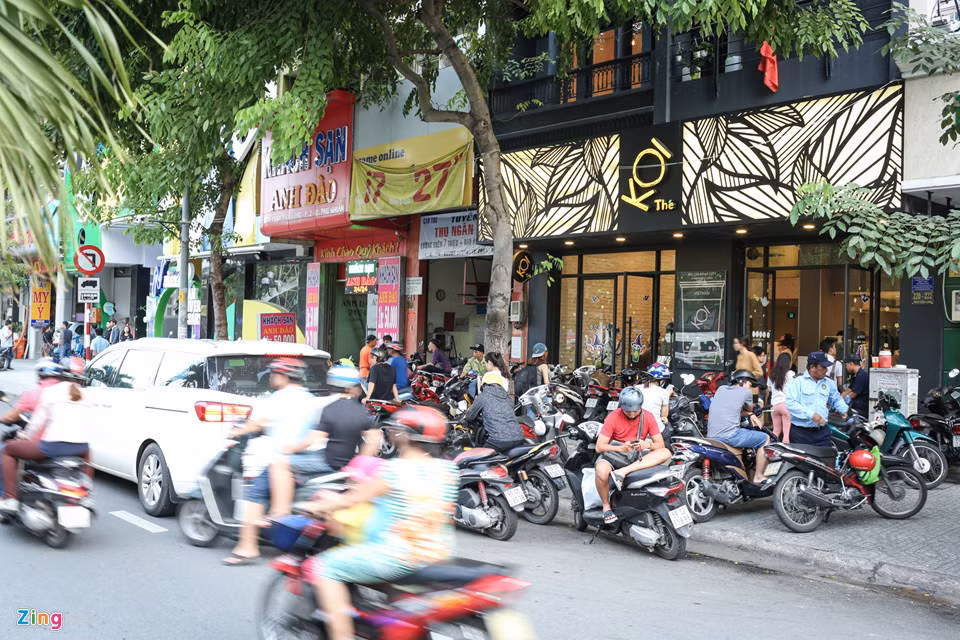 Tại mặt tiền đường Phan Xích Long, các quán trà sữa xuất hiện dày đặc, lên đến hàng chục quán, đến từ đủ các thương hiệu khác nhau. Đó là chưa kể đến các quán nằm trong hẻm và đường nhỏ trong khu vực này. Khách đến mua trà sữa bằng cả xe máy và ôtô, đậu tràn xuống lòng đường.