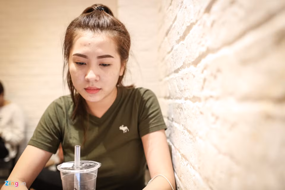 Phạm Thị Nhật Trâm, sinh viên Cao đẳng Kinh tế Đối ngoại TP.HCM cho biết mỗi tuần cô đều đi uống trà sữa một mình khoảng 5 lần. Điều làm cho Trâm yêu thích thức uống này chính là hạt trân châu và lớp topping bán kèm theo trà sữa. Trâm thường uống loại trà sữa với giá 40.000 đồng/ly.