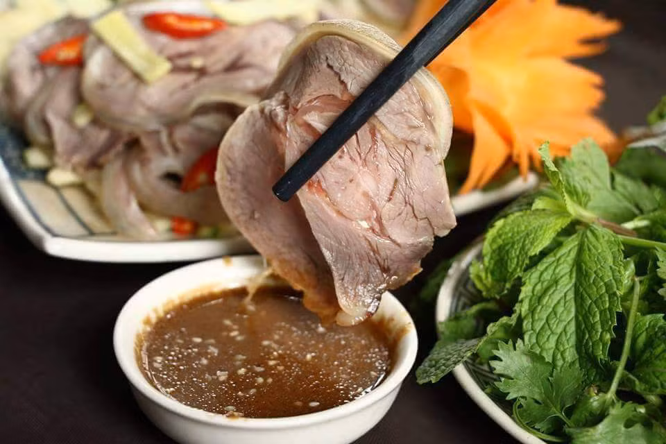 Bã rượu giúp khử mùi thôi thịt dê.