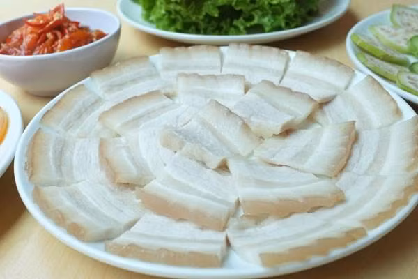 Khi luộc, chị em hãy cho vào thịt một củ hành đập dập vào. Hành sẽ giúp khử mùi thịt tốt.