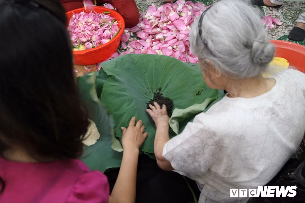 Làm chè sen không chỉ cầu kỳ trong cách ướp ủ, mà với những người Quảng An họ còn có cả những thứ phải kiêng kỵ. Theo bà Thân, những người phụ nữ tới tháng sẽ không được tiếp xúc với sen, hay trong nhà có người chết thì toàn bộ số chè sen đều phải chuyển tới nơi khác. Rất khó lý giải vì sao, nhưng bà Thân cho hay, chè sen sẽ mất đi hương vị của nó nếu gặp phải hai điều vừa kể. "Đã có không ít lần chúng tôi phải đổ đi vì chè ướp không được như mong muốn", bà Thân nói. Làm chè sen không chỉ cầu kỳ trong cách ướp ủ, mà với những người Quảng An họ còn có cả những thứ phải kiêng kỵ. Theo bà Thân, những người phụ nữ tới tháng sẽ không được tiếp xúc với sen, hay trong nhà có người chết thì toàn bộ số chè sen đều phải chuyển tới nơi khác. Rất khó lý giải vì sao, nhưng bà Thân cho hay, chè sen sẽ mất đi hương vị của nó nếu gặp phải hai điều vừa kể. "Đã có không ít lần chúng tôi phải đổ đi vì chè ướp không được như mong muốn", bà Thân nói.