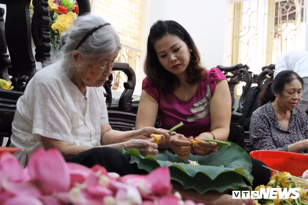 Bà Nguyễn Thị Dần (95 tuổi, phố Tô Ngọc Vân, Hà Nội) người có nhiều năm gắn bó với nghề truyền thống cho biết, công nghệ ướp chè sen ở thời điểm hiện tại đã có nhiều cải tiến, nhưng không thể mất đi những giá trị truyền thống. Trong đó, việc ướp chè hoàn toàn ước bằng thủ công, không thêm bất kỳ một loại hương liệu nào khác ngoài mùi hương tự nhiên của sen. Bà Nguyễn Thị Dần (95 tuổi, phố Tô Ngọc Vân, Hà Nội) người có nhiều năm gắn bó với nghề truyền thống cho biết, công nghệ ướp chè sen ở thời điểm hiện tại đã có nhiều cải tiến, nhưng không thể mất đi những giá trị truyền thống. Trong đó, việc ướp chè hoàn toàn ước bằng thủ công, không thêm bất kỳ một loại hương liệu nào khác ngoài mùi hương tự nhiên của sen.