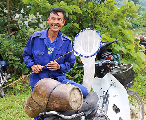 Hai vật bất li thân của người đi săn ong là vợt và ống mồi. Vợt được may từ màn tuyn có cán cầm và sào chắp. Ống mồi là một ống gỗ cong khoét rỗng dài khoảng 0,7m, đường kính từ 0,2 - 0,25 m. Ảnh: Huy Thư