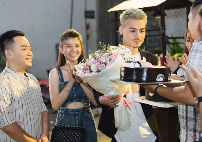 Anh chàng vừa đón sinh nhật trên phim trường vào tối 1/6 vừa qua.