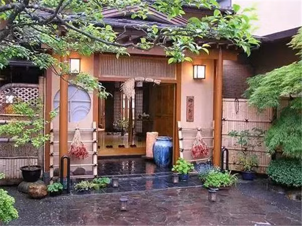 Yokoishi vì muốn khảo sát thị trường đã tự bỏ tiền túi tới các Ryotei trong suốt 2 năm trời.