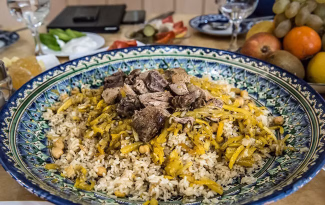 Đĩa cơm rang với những nguyên liệu đặc trưng của Uzbekistan. Cơm rang ở đây thường nấu kèm với thịt cừu, bò hoặc gà, một số loại hạt và rau củ. Mỗi vùng miền ở Uzbekistan lại có công thức chế biến cơm rang khác nhau.
