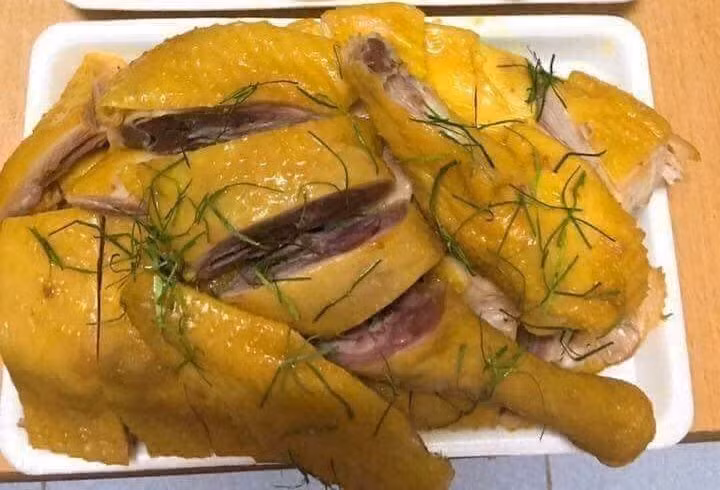 Món gà ủ muối hoa tiêu đang gây sốt trên thị trường.