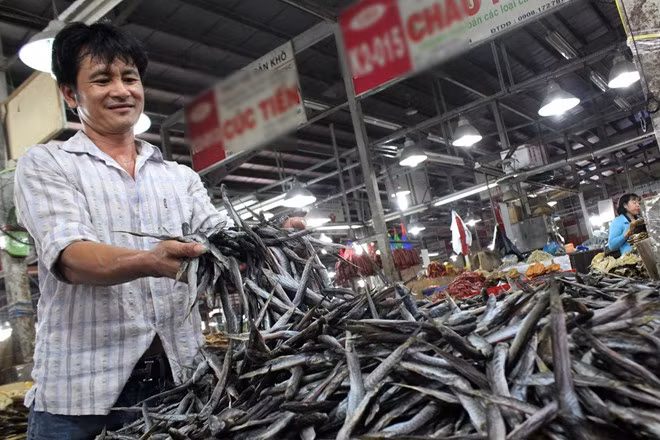 Anh Bình, một nhân công làm thuê ở chợ cho biết, các loại khô ở đây hầu hết là hàng mới được mối lái ở miền Tây giao bằng xe tải mỗi ngày. Theo anh, tiểu thương rất vui vẻ, hòa đồng. Khách đến chợ khá thoải mái xem, mua hàng. Các gian hàng niêm yết giá rõ và không chặt chém khách.