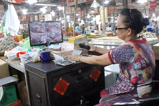 Chủ sạp còn lắp camera để tiện quản lý khách hàng và nhân viên vì diện tích quầy và số lượng hàng hóa quá lớn.