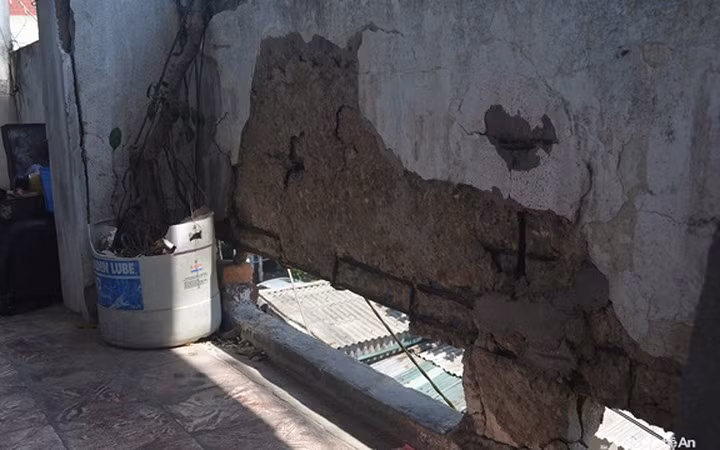 Các bức tường chắn dọc hành lang thì bong tróc, lòi sắt gỉ sét. Ảnh: Báo Nghệ An.