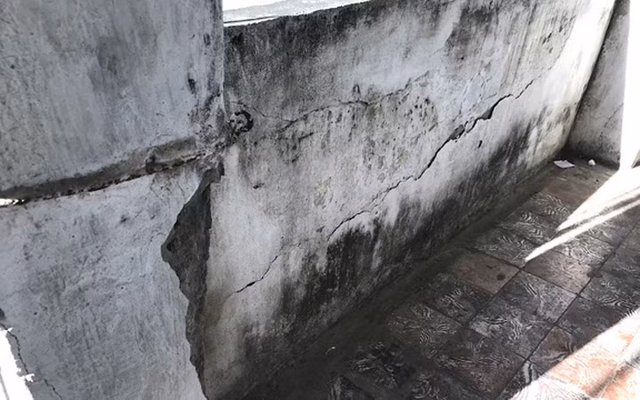 Các cột và lan can các tầng đều nứt nẻ, có thể đổ sập xuống bất cứ lúc nào. Ảnh: Dân Việt.