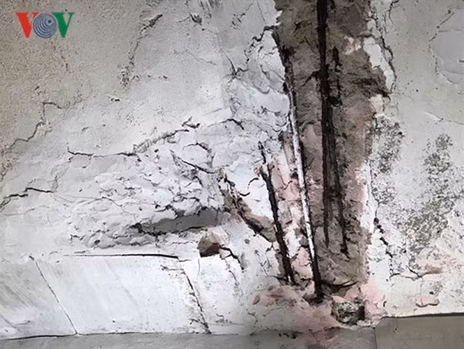 Nhiều vị trí toàn nhà bị hư hỏng, bong tróc trơ cả phần cốt thép phía trong.