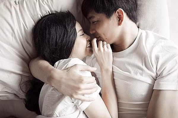 Đàn ông nào yêu vợ cũng giữ 5 thói quen này khi ngủ Dan ong nao yeu vo cung giu 5 thoi quen nay khi ngu