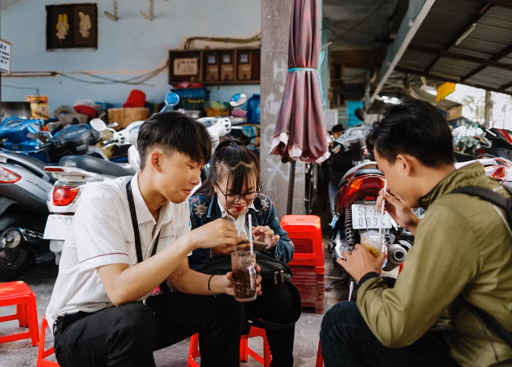 Các bạn sinh viên cũng coi quán dì Tám là nơi gặp gỡ trò chuyện và nhấm nháp ly ca cao ngọt béo.