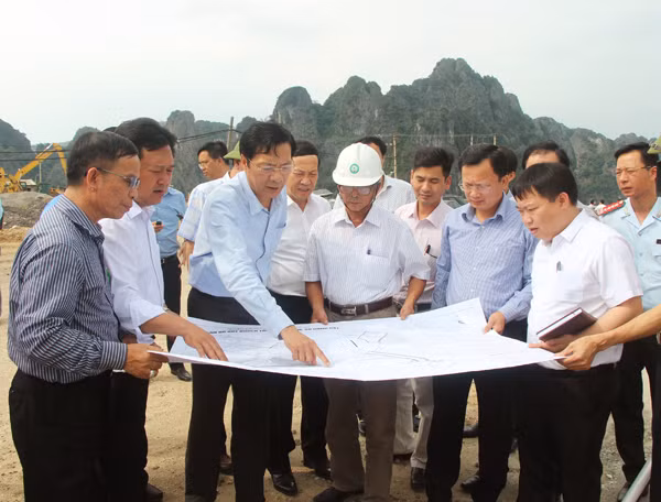 Ông Nguyễn Văn Đọc - Bí thư Tỉnh ủy, Chủ tịch HĐND tỉnh Quảng Ninh cùng đoàn công tác của tỉnh đi kiểm tra một số dự án đất trên địa bàn huyện Vân Đồn.