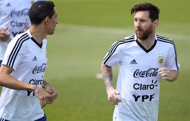 Don cho moi, Messi phai “dung do” Ronaldo hang ngay