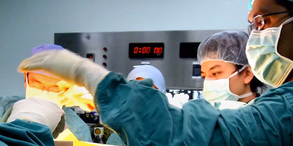 Bác sĩ phẫu thuật răng - hàm - mặt Lương trung bình năm: 232.870 USD Tăng trưởng việc làm dự báo (2016-2026): 17,2%. 