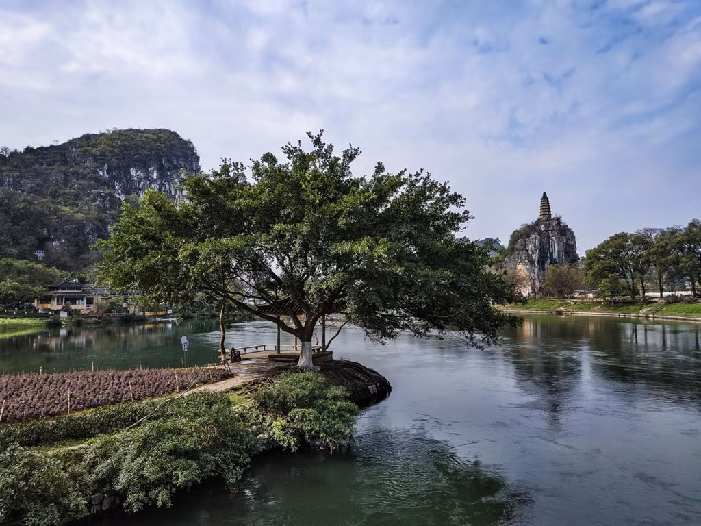 Góc khá rộng, màu sắc chân thực.
