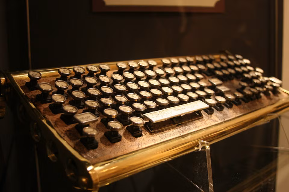 Sojourner Keyboard: Được so sánh như những chiếc Rolls Royce của bàn phím, Sojourner ở hữu nhiều chi tiết thủ công mang phong cách cổ điển. Bàn phím được thiết kế để tạo cảm giác gõ giống với các máy đánh chữ xưa bằng cách sử dụng switch Cherry MX, keycaps viền kim loại và lớp chữ da chống phai.