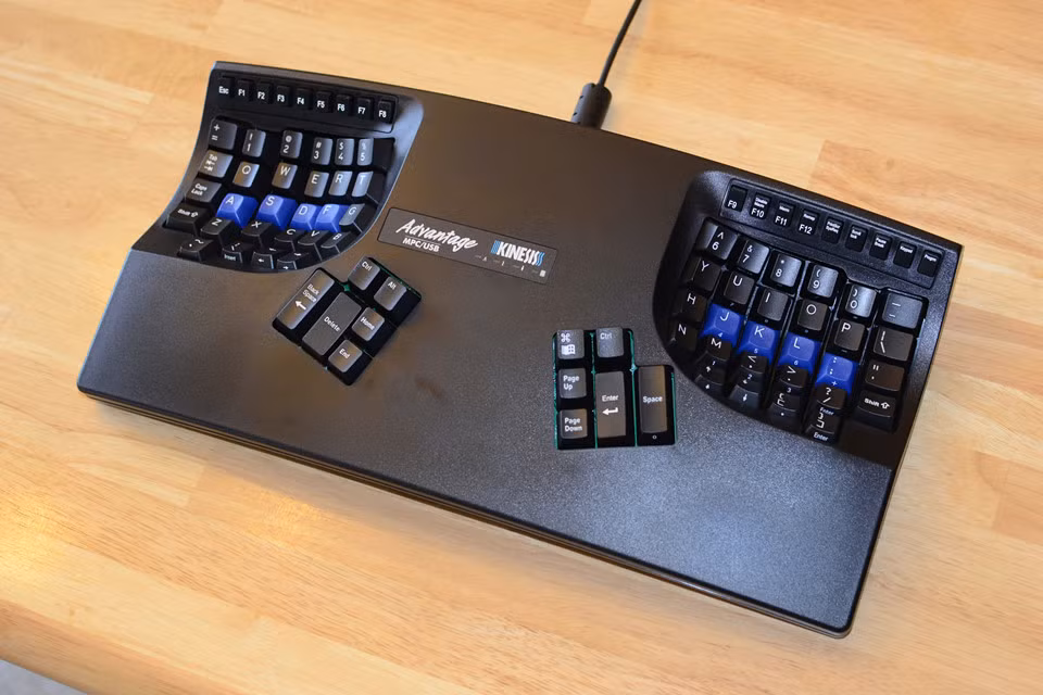 Kinesis Advantage: Kinesis Advantage có thiết kế bàn phím chia làm hai với dạng cầu lõm để hỗ trợ tối đa cảm giác tay khi sử dụng. Thiết kế này cho phép hai tay luôn đặt ở trạng thái nghỉ mang đến sự thoải mái và chống mỏi khi dùng trong thời gian dài. Giá bán hiện tại của Kinesis Advantage là hơn 300 USD (khoảng 6,8 triệu đồng).