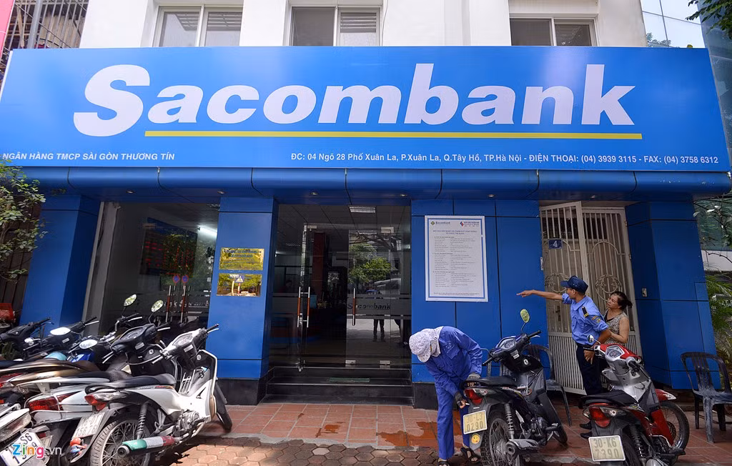 Sáng 30/9, nhiều trụ sở giao dịch của Ngân hàng Phương Nam gần như hoàn tất việc thay biển quảng cáo, logo, sửa lại bộ nhận diện thương hiệu để sáp nhập vào Sacombank.