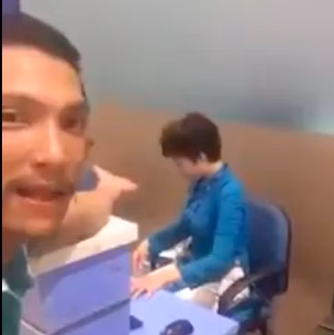 Mua ve Jetstar khong duoc bay, khach livestream quyet doi xin loi-Hinh-2