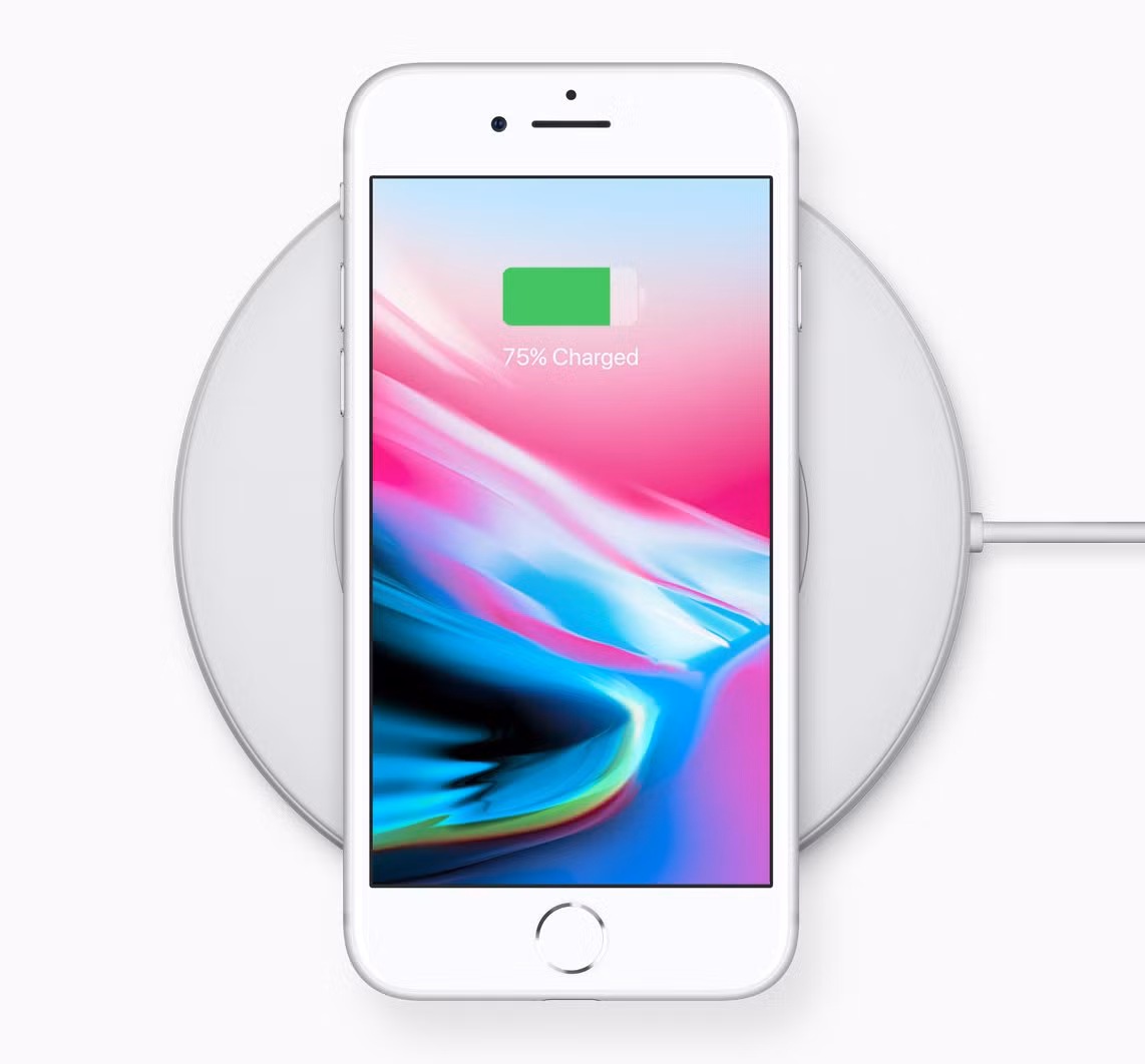 Pin iPhone 8 "khủng" hơn iPhone X. Ảnh: BI