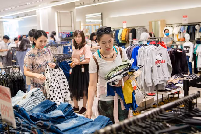 Với mức giá giảm lên đến 50%, nhiều khách hàng mạnh dạn chi tiền để có thể sở hữu được hàng có thương hiệu.