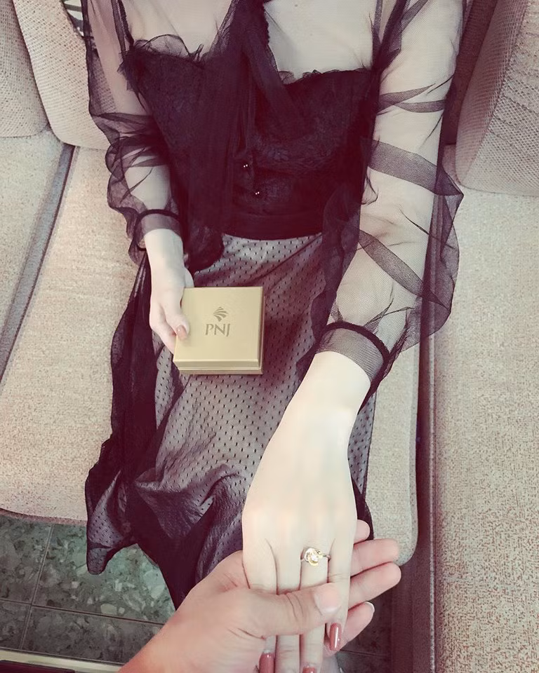 Văn Thanh cũng không quên tặng bạn gái xinh đẹp món quà ý nghĩa nhân ngày valentine. Cầu thủ người Hải Dương chia sẻ: "Cảm ơn em đã luôn ở cạnh anh qua những thăng trầm. Món quà nhỏ nhưng chân thành, mong em sẽ luôn hạnh phúc bên anh".