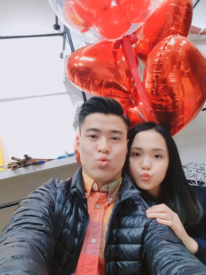 Duy Mạnh "tự sướng" với bạn gái xinh đẹp Quỳnh Anh trong ngày valentine. Năm nay, tiền vệ U23 Việt Nam tặng bạn gái hoa hồng và những trái bóng hình trái tim.