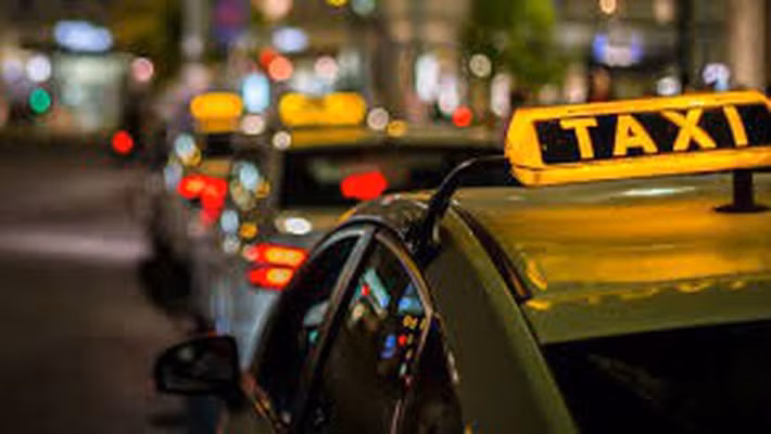 Taxi Ha Noi du kien chi con ba mau xanh, ghi va bac trang