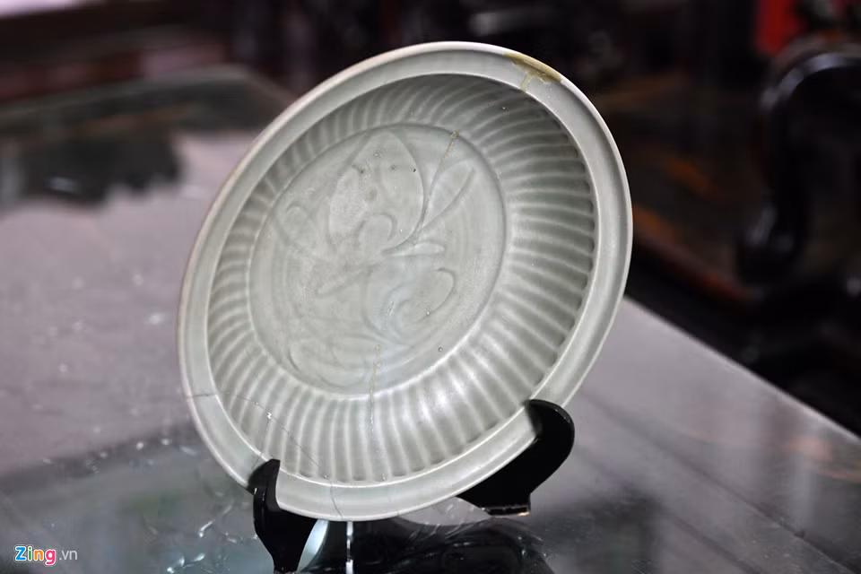 Một trong những chiếc đĩa từ thời nhà Tống trong bộ sưu tập đồ cổ của ông Minh. Lòng đĩa có hình hoa sen khắc chìm.