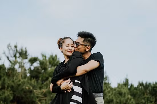 Phan Hiển đăng tải hình ảnh tình cảm bên Khánh Thi. Nam vũ công nhắn nhủ bà xã: “Em giống 1 cuốn tiểu thuyết vậy, mà anh thì chả bao giờ đọc được hết cuốn tiểu thuyết này”.