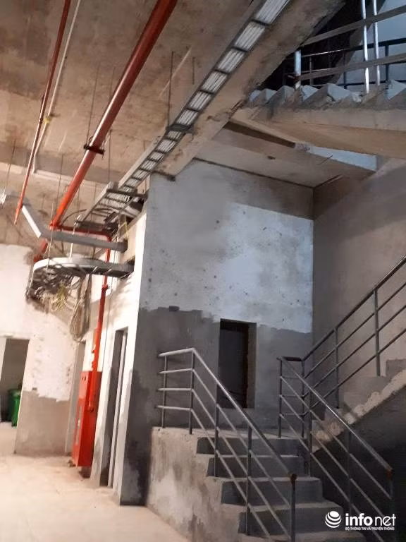 Bỏ dở và bụi bặm khiến những ai đến chung cư này cũng có cảm giác như đi vào khu nhà hoang.