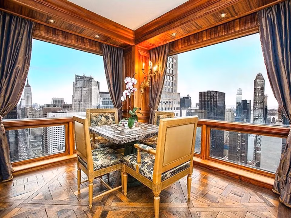 Năm 2015, ngôi sao này chi 18,5 triệu USD mua một căn hộ tại toà tháp Trump Towers tại Manhattan, New York (Mỹ).