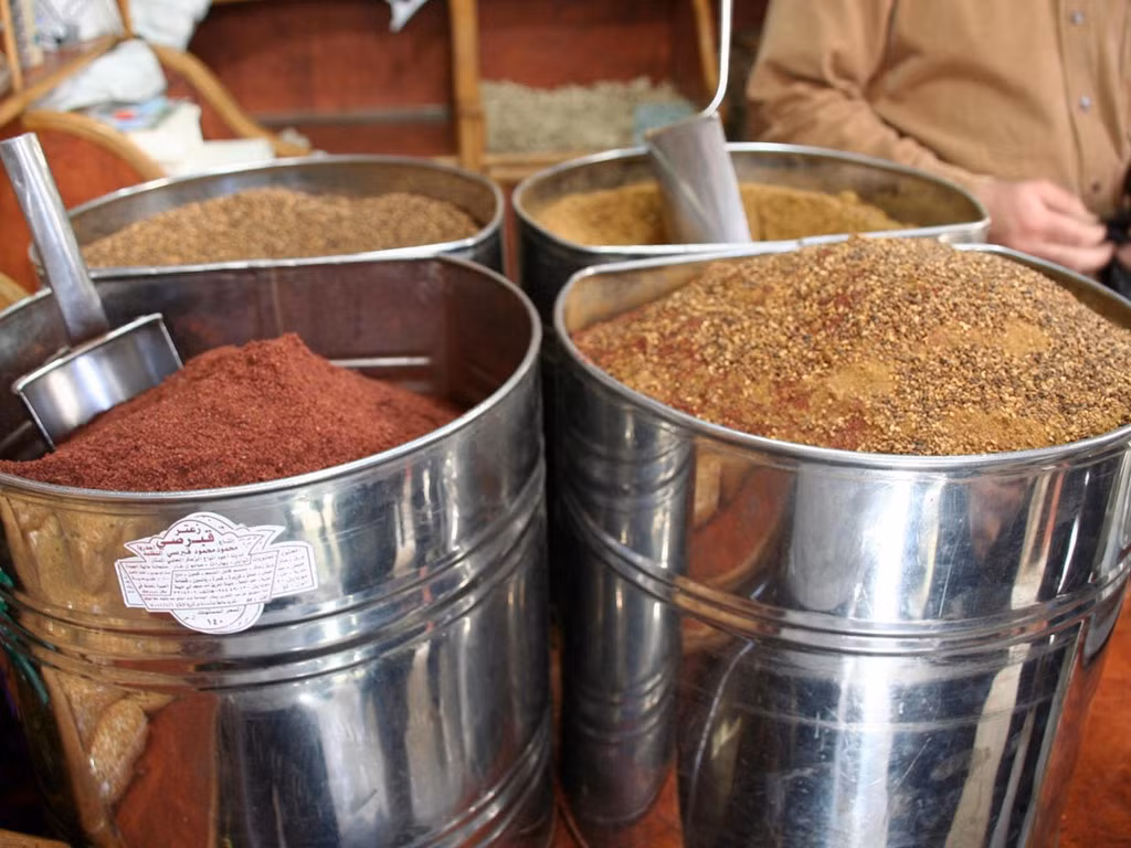 5. Ớt bột Trên thực tế, dù ở dạng khô hay dạng bột, ớt cũng giữ được khá lâu. Tuy nhiên, chúng có thể không giữ được nồng độ nếu để quá lâu, khi đó bạn sẽ phải dùng nhiều hơn để đạt được hương vị mong muốn. Vì vậy, nếu mua ớt bột thì không nên mua số lượng lớn còn nếu buộc phải làm vậy thì nên mua ớt khô để giữ được lâu và bền vị.