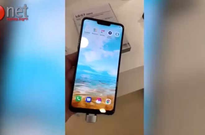 Mặt trước của máy được phủ bởi màn hình cùng khoảng khuyết đỉnh tương tự iPhone X. Ảnh: Ynet. Mặt trước của máy được phủ bởi màn hình cùng khoảng khuyết đỉnh tương tự iPhone X. Ảnh: Ynet.