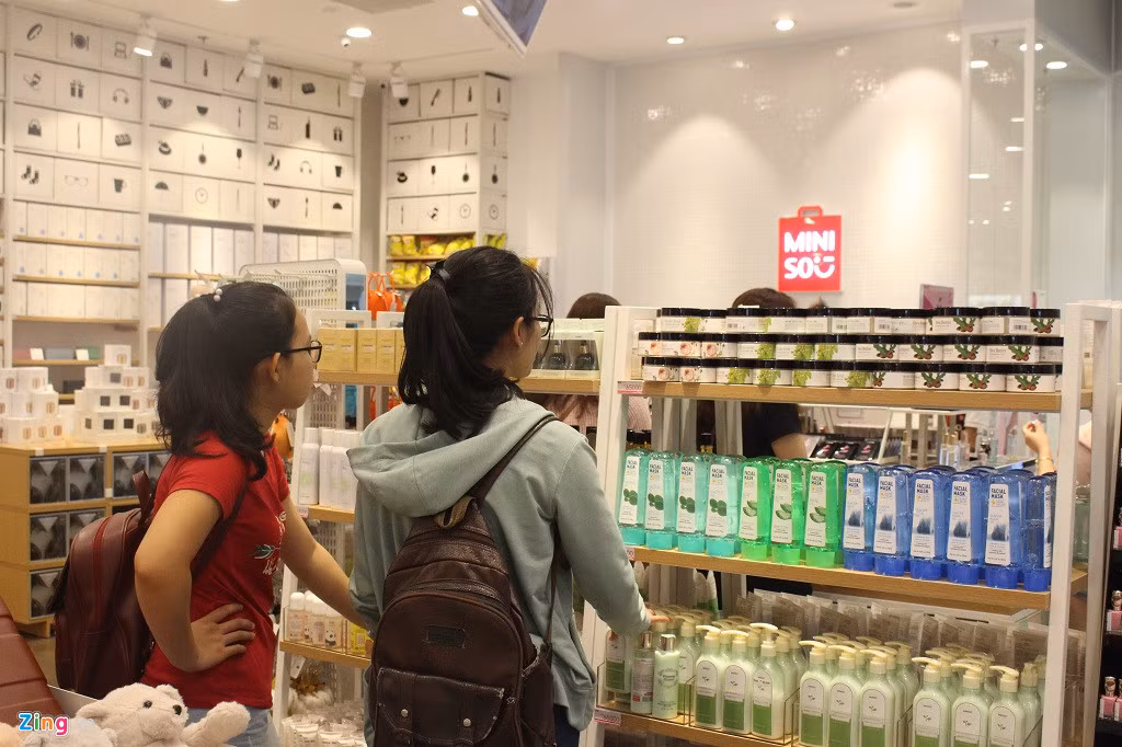 Hóa mỹ phẩm cũng được gắn nhãn xuất xứ từ Trung Quốc nhưng được giới trẻ ưa chuộng. Ảnh: P.M.