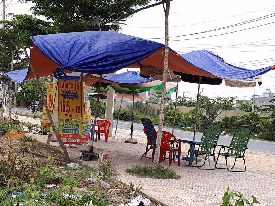 Nhiều điểm giao dịch nhà đất mọc lên ven đường.
