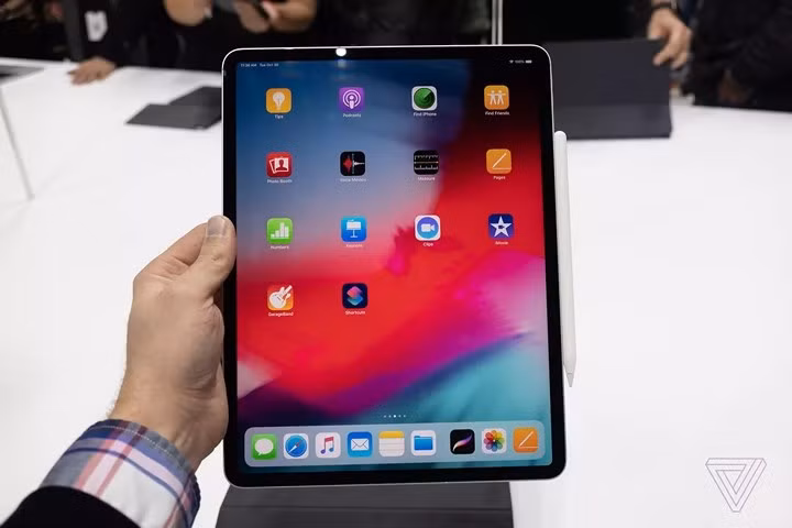 MacBook Air mới chọn nâng cấp màn hình độ phân giải cao, bộ xử lý A12X mạnh mẽ, tuy nhiên cấu hình này cũng có trong iPad Pro 2018 với giá cả phải chăng hơn.