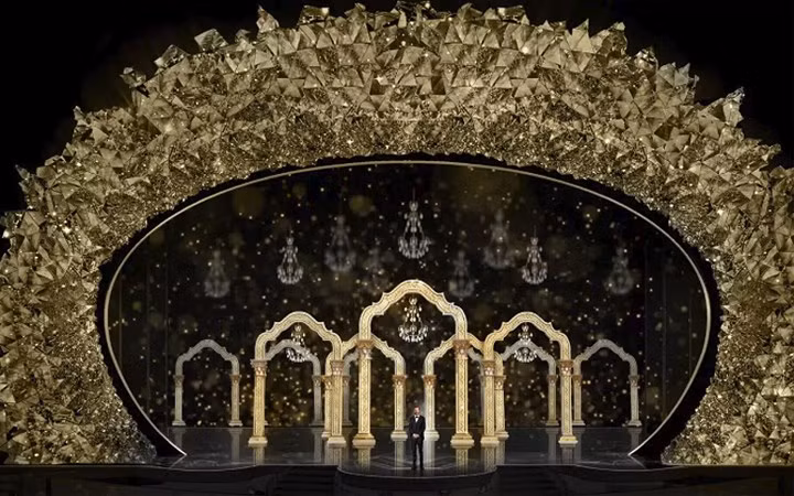 Hiệu ứng ánh sáng kỳ diệu của sân khấu lễ trao giải Oscar năm nay. Ảnh: Architectural Digest.