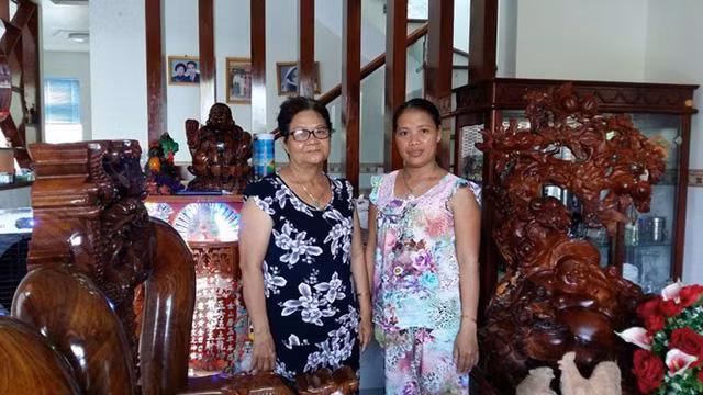 Chị Đào và mẹ trong ngôi nhà mới.