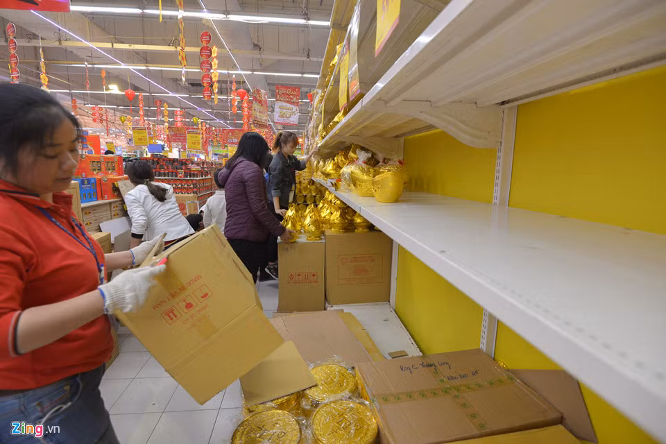 Những sản phẩm như đồng tiền vàng, thỏi vàng khối to… thu hút nhiều khách hàng. “Sản phẩm chất lượng tốt, giá cả phải chăng nên được nhiều khách hàng tin mua. Chúng tôi liên tục phải bày hàng lên kệ”, một nhân viên nói.