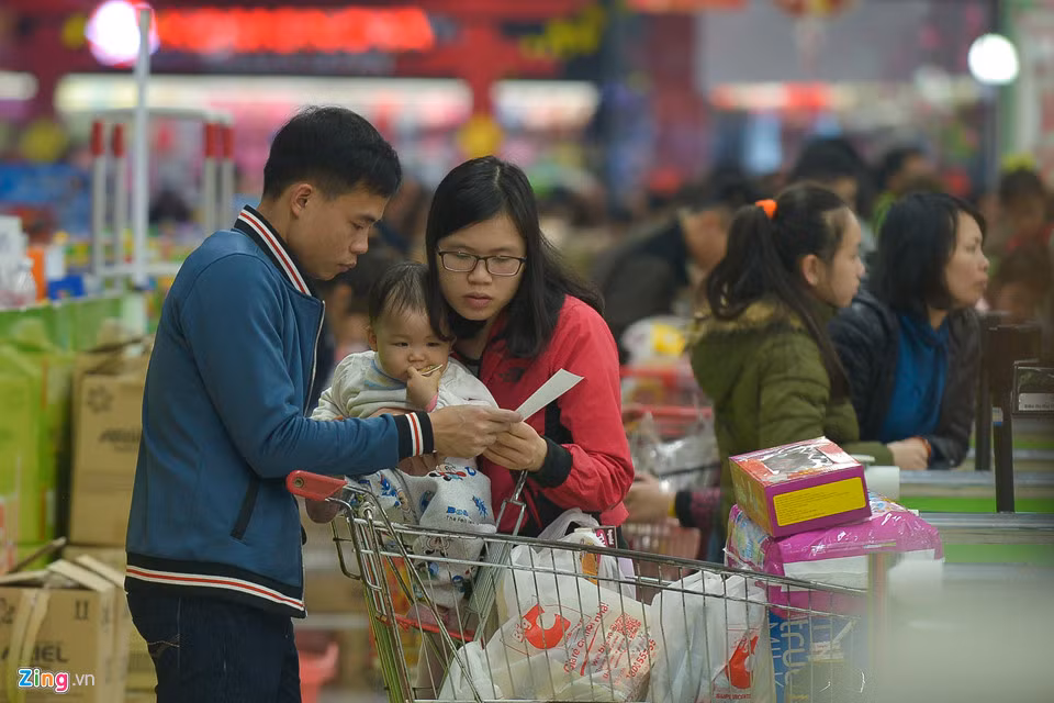 Ngày thứ bảy cuối cùng của năm cũ, nhiều gia đình tranh thủ đi mua các món đồ cho ngày Tết bế theo cả trẻ nhỏ.