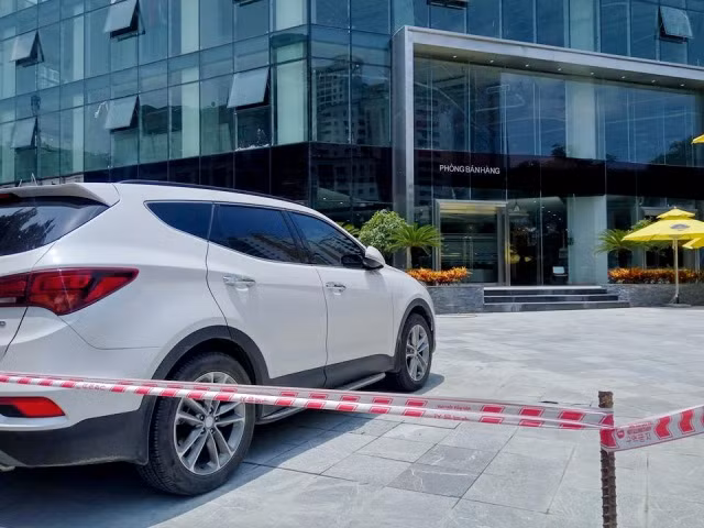 Hàng rào ngăn cách phạm vi công trường và vỉa hè được tháo bỏ, xe ô tô được xếp trong công trường...