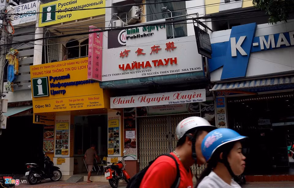 Một số cửa hàng chọn cách vừa phục vu khách Nga, vừa khách Trung Quốc nên biển hiệu được ghi 2 thứ tiếng. Tuy nhiên, những cửa hàng như thế này chỉ xuất hiện ở trung tâm thành phố, nơi tập trung phục vụ 2 dòng khách nói trên.