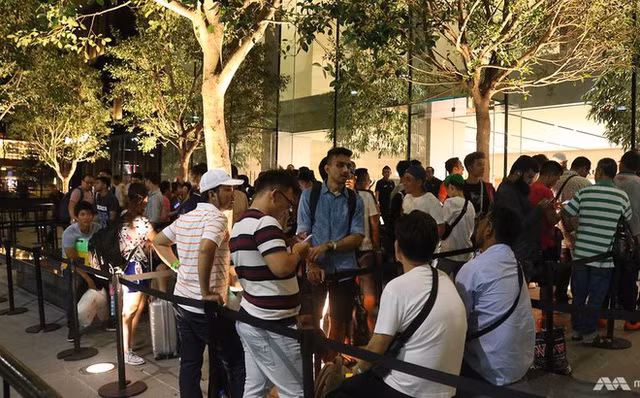Người Việt kể chuyện xếp hàng xuyên đêm chờ mua iPhone 8 Nguoi Viet ke chuyen xep hang xuyen dem cho mua iPhone 8