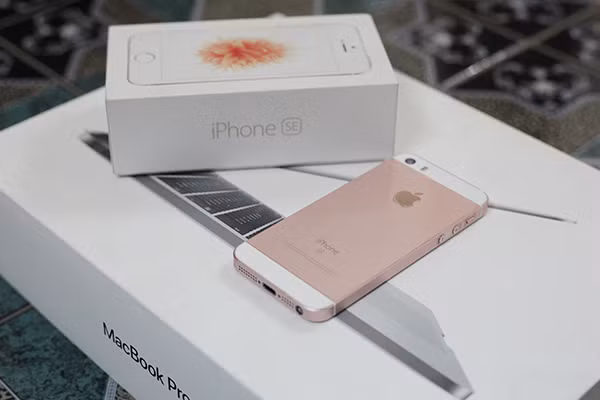 iPhone SE không được Apple hỗ trợ thay pin.